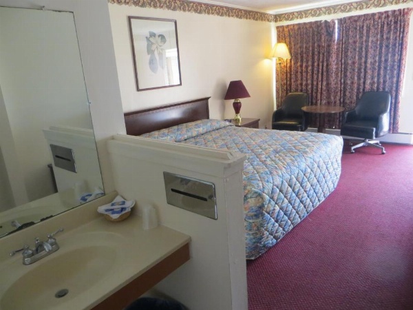 Traveler's Lodge image 13