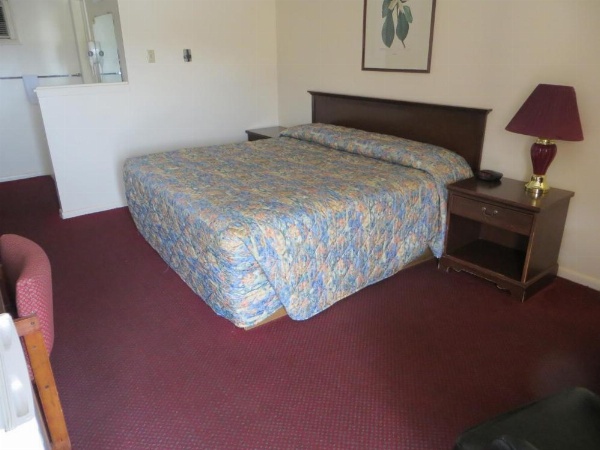 Traveler's Lodge image 15